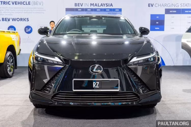 Chưa đầy nửa năm kể từ khi được giới thiệu tại Malaysia, Lexus hiện đã thông báo mở bán mẫu xe điện RZ 450e với giá khá cạnh tranh. Cụ thể, theo công bố của Lexus Malaysia, giá xe Lexus RZ 450e 2024 khởi điểm từ 429.888 RM (khoảng 2,2 tỷ đồng), chưa bao gồm bảo hiểm.