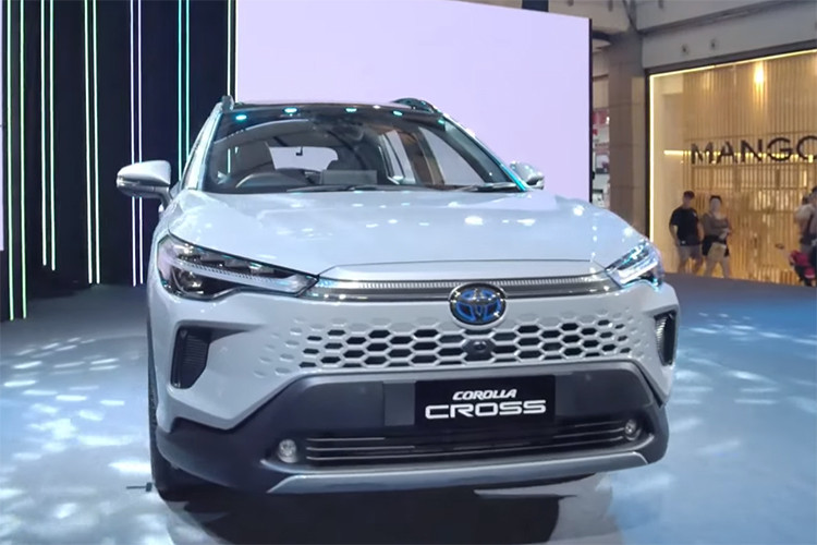 Thời gian gần đây, một số đại lý thuộc Toyota Việt Nam đã thông báo nhận đặt cọc Corolla Cross 2024. Các tư vấn viên cho biết mẫu SUV này sẽ ra mắt tại nước ta vào tháng 5 năm nay. Tuy nhiên, thông tin này hiện chưa được phía hãng xác nhận.