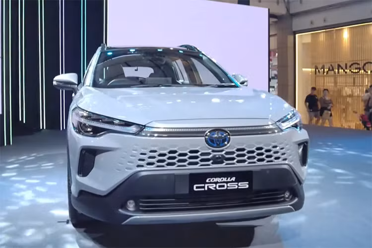 Thời gian gần đây, một số đại lý thuộc Toyota Việt Nam đã thông báo nhận đặt cọc Corolla Cross 2024. Các tư vấn viên cho biết mẫu SUV này sẽ ra mắt tại nước ta vào tháng 5 năm nay. Tuy nhiên, thông tin này hiện chưa được phía hãng xác nhận.