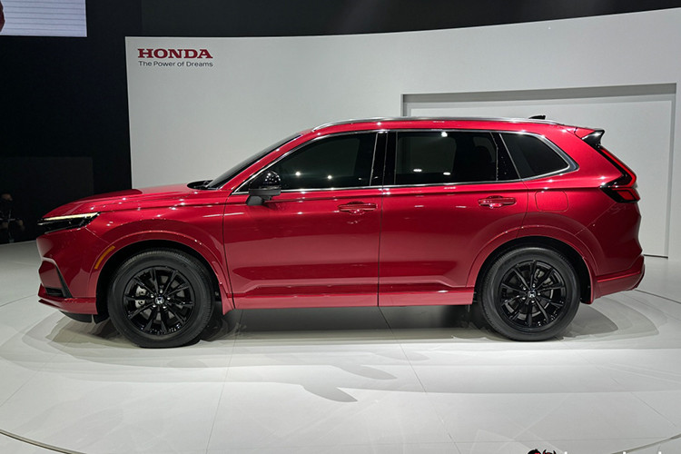 Theo đó, giá xe Honda CR-V 2024 cho 3 phiên bản động cơ 1.5L Turbo với giá bán lần lượt là: Honda CR-V 1.5L Turbo S – 159.900 RM (831 triệu đồng). Phiên bản Honda CR-V 1.5L Turbo E có giá bán 169.900 RM (883 triệu đồng). Honda CR-V 1.5L Turbo V AWD – 181.900 RM (945 triệu đồng).