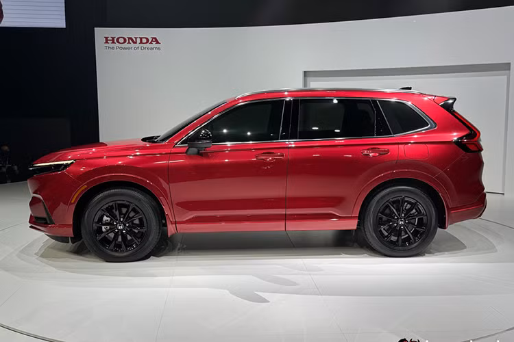 Theo đó, giá xe Honda CR-V 2024 cho 3 phiên bản động cơ 1.5L Turbo với giá bán lần lượt là: Honda CR-V 1.5L Turbo S – 159.900 RM (831 triệu đồng). Phiên bản Honda CR-V 1.5L Turbo E có giá bán 169.900 RM (883 triệu đồng). Honda CR-V 1.5L Turbo V AWD – 181.900 RM (945 triệu đồng).