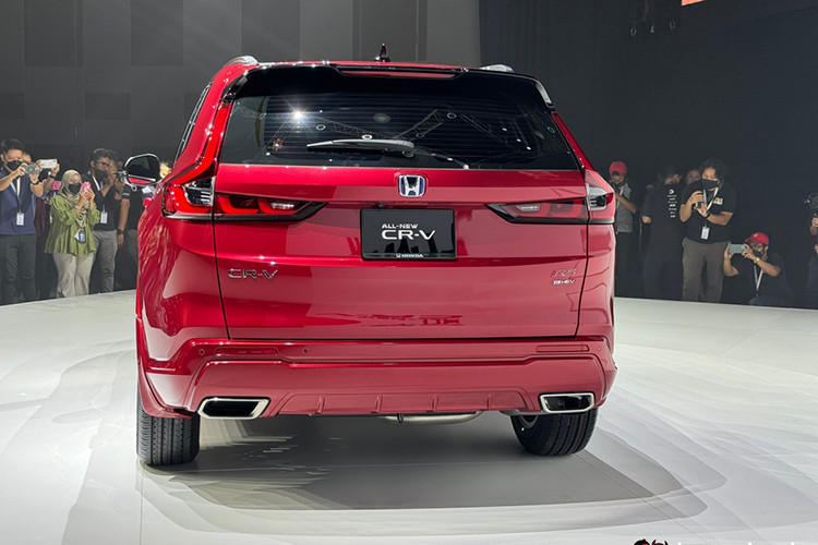 Trong khi Honda CR-V e:HEV RS tại Malaysia có trang bị gần như tương đồng. Cụ thể phiên bản này vẫn trang bị khối động cơ Hybrid kết hợp động cơ xăng 2.0L hút khí tự nhiên chu trình Atkinson và một động cơ điện.