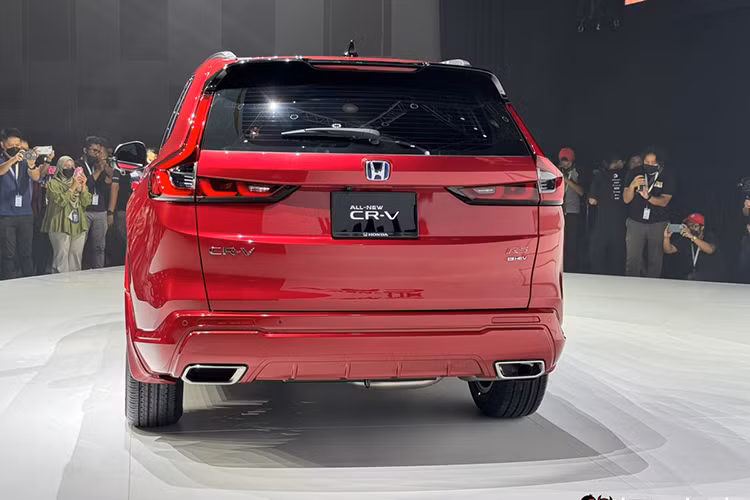 Trong khi Honda CR-V e:HEV RS tại Malaysia có trang bị gần như tương đồng. Cụ thể phiên bản này vẫn trang bị khối động cơ Hybrid kết hợp động cơ xăng 2.0L hút khí tự nhiên chu trình Atkinson và một động cơ điện.