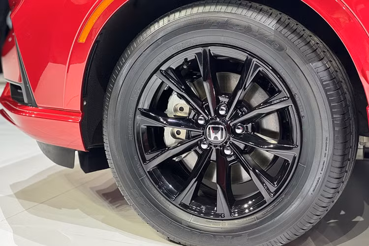 Theo đó, động cơ xăng có công suất 146 mã lực tại 6.100 vòng/phút, và mô-men xoắn 190 Nm tại 4.500 vòng/phút. Trong khi động cơ điện dẫn động chính có công suất 181 mã lực từ 5.000 – 8.000 vòng/phút, và mô-men xoắn 335 Nm từ 0 – 2.000 vòng/phút.