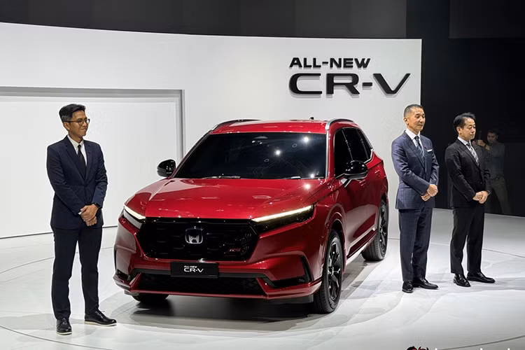 Trong tháng 12/2023 vưa qua, mẫu xe SUV Honda CR-V 2024 mới thuộc thế hệ thứ 6 đã chính thức ra mắt tại thị trường Malaysia với 4 phiên bản, tương tự như CR-V đang bán ra tại thị trường Việt Nam.