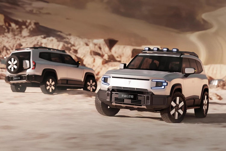 Mặt trước được thiết kế góc cạnh, kết hợp với đèn pha LED hình chữ C, lưới tản nhiệt kín cỡ lớn và cản trước hầm hố đặt thấp phía dưới. Phần cạnh dưới của cửa sổ ở cột D được đẩy cao.