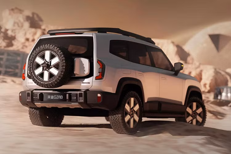 Pin lưu trữ năng lượng cho xe dự kiến sẽ là loại LFP do hãng CALB sản xuất, với 2 mức dung lượng là 18,4 kWh và 35,1 kWh. Xe dự kiến sẽ có giá khoảng 300.000 nhân dân tệ (tương đương 1,03 tỷ đồng). Thông tin chi tiết hơn về nội thất và trang bị tiện nghi của Deepal G318 cũng sẽ được công bố sau.