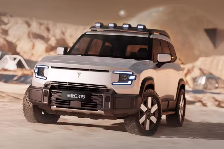 Phía sau của phương tiện được trang bị bánh xe dự phòng ngoài trời – biểu tượng của các xe off-road. Đồng thời, cửa sau của Deepal G318 sẽ có dạng mở bên hông, và đèn sau cũng có hình chữ C, tương đồng với đèn pha. Đáng chú ý, Deepal G318 sẽ hỗ trợ chế độ kéo và chế độ xoay bánh xe, qua đó cho phép xe quay 360 độ tại chỗ.