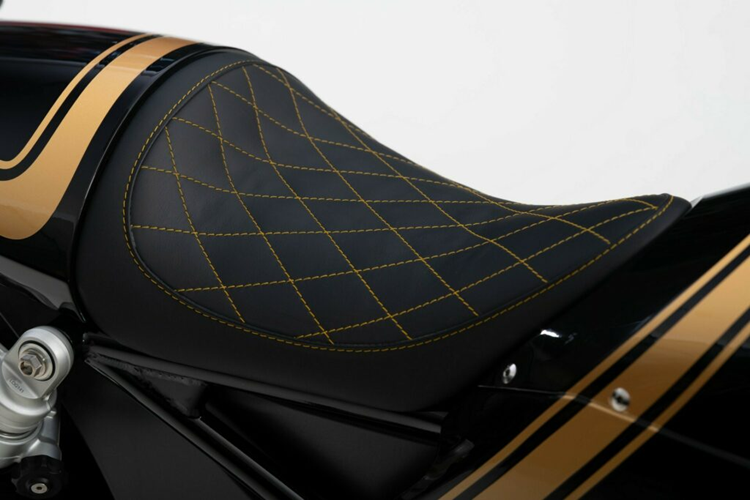 Đầu xe nổi bật với cụm đèn chiếu sángcỡ lớn, phần giảm xóc phía trước của xe được trang trí bằng tấm che dày có in logo Lotus. Thân chính của xe gần như được bao bọc hoàn toàn bởi động cơ V-twin 1.195 cc 75 độ mượn từ KTM RC8 R.