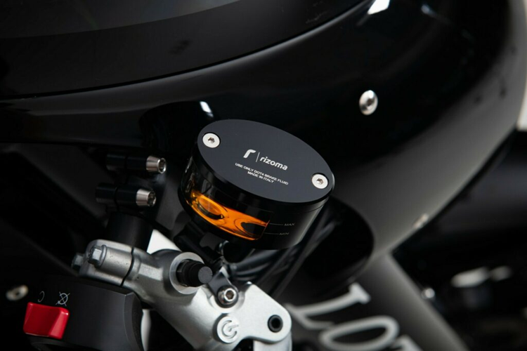 Được trang trí bằng màu sơn đen và vàng tuyệt đẹp lấy cảm hứng từ John Player Special, chiếc xe trông thực sự độc đáo và được ví như một tuyệt tác nghệ thuật thay vì là một chiếc xe đơn thuần chỉ để sử dụng cho mục đích di chuyển.