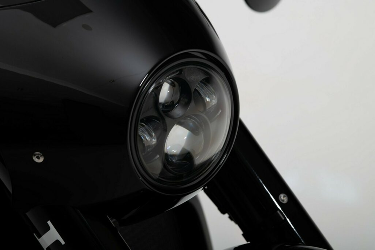 Thiết kế này được chấp bút bởi Daniel Simon, người đã tạo ra chiếc xe nổi tiếng từ bộ phim TRON: Legacy. Tỷ lệ của một chiếc Motor là không bình thường nhưng C-01 trông rất đẹp và ấn tượng từ mọi góc độ, hoàn mỹ trong từng tỉ lệ thiết kế.