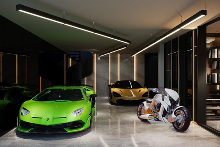 Những trang bị ấn tượng này cho phép Lamborghini Aventador SVJ Roadster tăng tốc từ vị trí đứng yên lên 100 km/h chỉ trong thời gian 2,9 giây, chậm hơn 0,1 giây so với bản Coupe và 0-200 km/h trong 8,8 giây. Vận tốc tối đa của xe là 350 km/h. Mức giá xe Lamborghini Aventador SVJ Roadster cũ tại Việt Nam khoảng hơn 20 tỷ đồng.