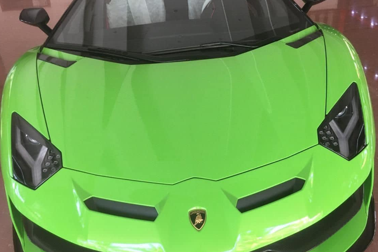 Khác với các phiên bản siêu xe Lamborghini Aventador SVJ LP770-4, siêu xe mui trần Lamborghini Aventador SVJ LP770-4 Roadster mới lăn bánh tại Đà Nẵng có sự khác biệt rõ ràng nhất chính là "mái nhà" bằng sợi carbon có thể tháo lắp dễ dàng bằng tay.