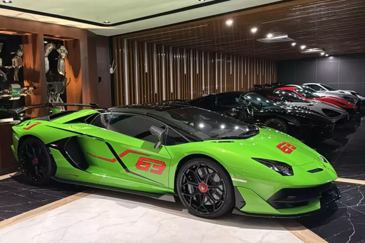 Mới đây, vị đại gia đang sở hữu chiếc siêu xe Lamborghini Aventador LP770-4 SVJ Roadster đã thông báo mới chia tay xe, sau vài tuần rao bán chủ nhân mới của xe không được tiết lộ, chỉ biết rằng, là 1 đại gia cực VIP với dàn siêu xe rất khủng và chắc chắn không phải ở Việt Nam, mà là Lào.