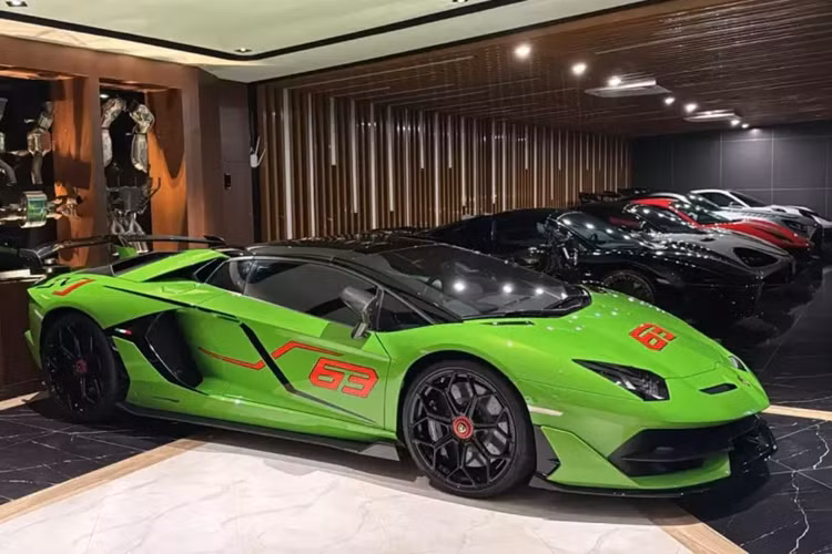 Mới đây, vị đại gia đang sở hữu chiếc siêu xe Lamborghini Aventador LP770-4 SVJ Roadster đã thông báo mới chia tay xe, sau vài tuần rao bán chủ nhân mới của xe không được tiết lộ, chỉ biết rằng, là 1 đại gia cực VIP với dàn siêu xe rất khủng và chắc chắn không phải ở Việt Nam, mà là Lào.