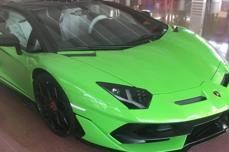 Ngoài màu sơn xanh lá nổi bật, ngoại hình chiếc siêu xe mui trần Lamborghini Aventador SVJ Roadster này còn có nhiều chi tiết sơn đen và carbon, trên vòm bánh xe phía sau có logo SVJ hoàn thành 2 màu là đen và đỏ khá nổi bật. Chủ nhân đầu tiên của xe cũng là 1 đại gia Đà Nẵng, nhưng nhiều năm qua làm việc và sinh sống chủ yếu ở Lào.