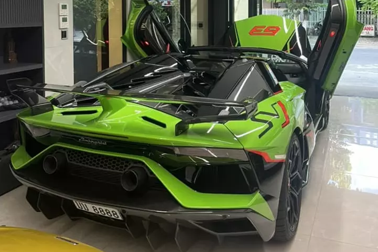 Nhưng khác với 2 chiếc siêu xe mui trần Lamborghini Aventador LP770-4 SVJ Roadster còn lại được nhập trực tiếp vào Việt Nam, siêu bò phiên bản giới hạn mới xuất hiện tại Đà Nẵng được nhập về đất nước triệu voi vào tháng 11/2020 và tất nhiên, xe mang biển số của Lào.