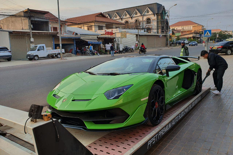 Mui xe chia thành hai phần riêng biệt giống với siêu xe Lamborghini Aventador SV Roadster tại Việt Nam, mỗi chiếc mui của Lamborghini Aventador SVJ Roadster có trọng lượng khoảng 6 kg. Nếu cần bỏ mui, các khách hàng thao tác khá đơn giản chỉ cần ấn nút được đặt sẵn sau trần xe. Phần mui tháo ra sẽ được để ở khoang hành lý phía trước.