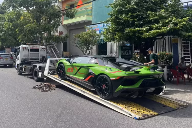 Không quá khó để nhận ra vị khách hàng này là 1 tay chơi siêu xe thứ thiệt với 5 chiếc, cùng 1 xe thể thao Porsche 911 và còn đó, chiếc SUV siêu sang Rolls-Royce Cullinan mang biển tứ quý 9 của nước bạn Lào, hiện chưa rõ dân chơi này có sở hữu xe hypercar hay megacar nào không.