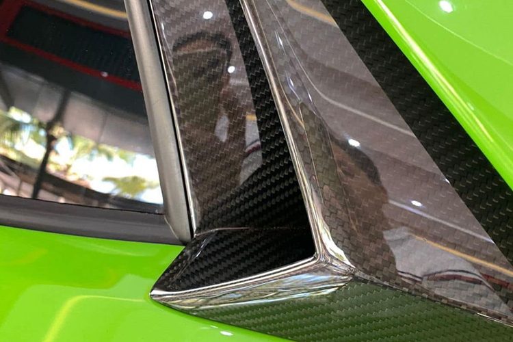 Ngoài ra, xe còn có nắp khoang động cơ thiết kế lại và có thêm 1 cửa sổ thứ 3, sau hàng ghế ngồi. Lamborghini Aventador SVJ mui trần sẽ được trang bị khối động cơ V12, dung tích 6,5 lít, sản sinh ra công suất tối đa 759 mã lực và mô-men xoắn cực đại 720 Nm. Động cơ kết hợp cùng hộp số ISR bảy tốc độ và hệ thống dẫn động bốn bánh.