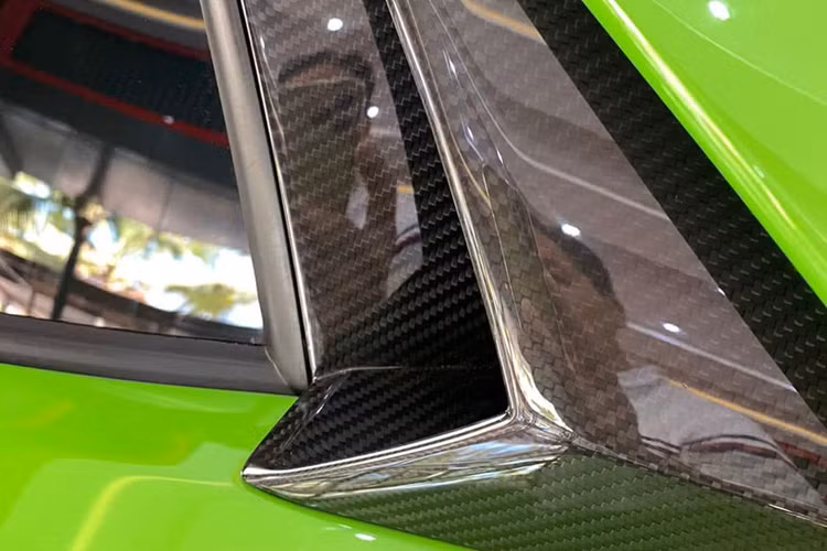 Ngoài ra, xe còn có nắp khoang động cơ thiết kế lại và có thêm 1 cửa sổ thứ 3, sau hàng ghế ngồi. Lamborghini Aventador SVJ mui trần sẽ được trang bị khối động cơ V12, dung tích 6,5 lít, sản sinh ra công suất tối đa 759 mã lực và mô-men xoắn cực đại 720 Nm. Động cơ kết hợp cùng hộp số ISR bảy tốc độ và hệ thống dẫn động bốn bánh.