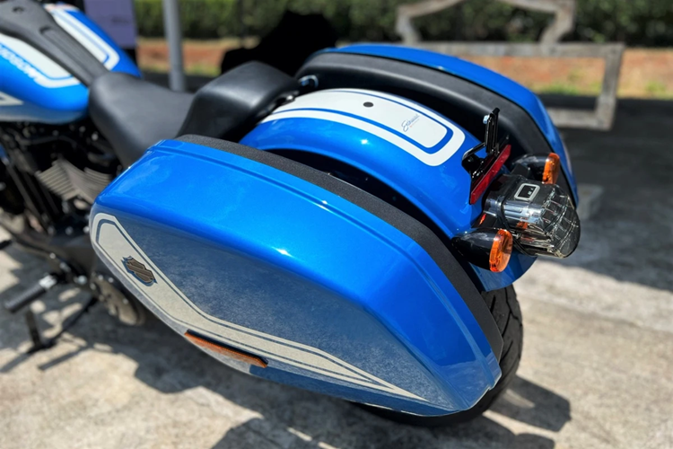 Động cơ của Low Rider ST là loại Milwaukee-Eight 117, dung tích 1.932 cc, làm mát bằng chất lỏng. Khối động cơ này cho công suất 105 mã lực, mô-men xoắn cực đại 168 Nm. Xe được trang bị 2 công nghệ an toàn gồm phanh ABS và kiểm soát lực kéo TCS. 