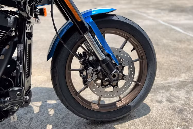 Hệ thống treo trước là loại giảm xóc ngược với đường kính 43 mm. Xe sử dụng đĩa phanh kép với kẹp phanh 4 piston ở phía trước và 2 pistom ở phía sau. 