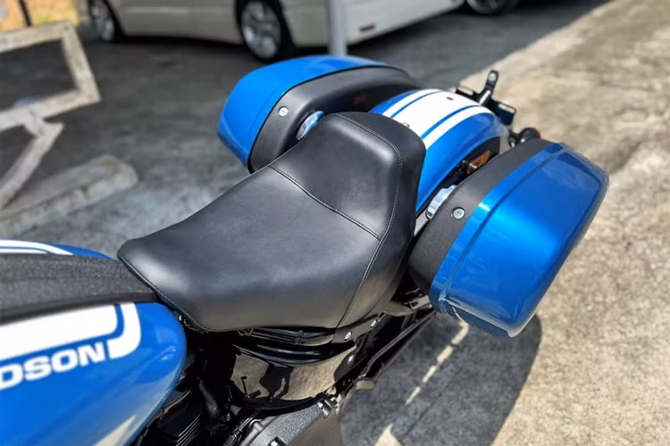 Mẫu cruiser này có chiều cao yên 720 mm nên phù hợp với vóc dáng của đa số người châu Á. Dòng xe Low Rider chỉ có duy nhất yên cho người lái. 