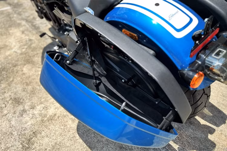 Low Rider ST được lắp sẵn bộ thùng hông, đây cũng là chi tiết để phân biệt Low Rider S và Low Rider ST khi nhìn từ phía sau. 