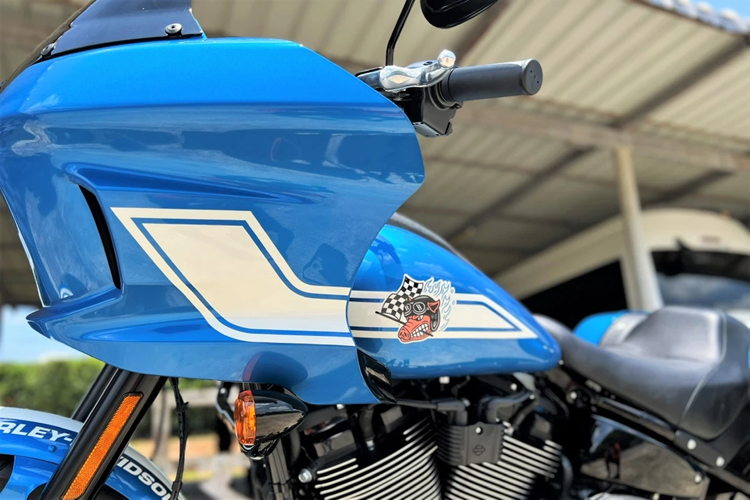 Dễ dàng nhận ra những chiếc Harley-Davidson Low Rider ST bản đặc biệt này với màu sơn xanh Celestial Blue kết hợp cùng các dải sọc trắng xuất hiện ở chắn bùn trước sau, quây gió cũng như vị trí bình xăng. 