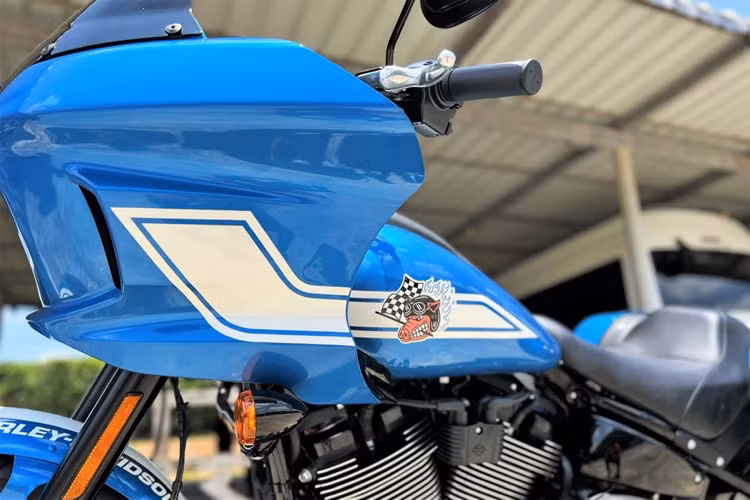 Dễ dàng nhận ra những chiếc Harley-Davidson Low Rider ST bản đặc biệt này với màu sơn xanh Celestial Blue kết hợp cùng các dải sọc trắng xuất hiện ở chắn bùn trước sau, quây gió cũng như vị trí bình xăng. 