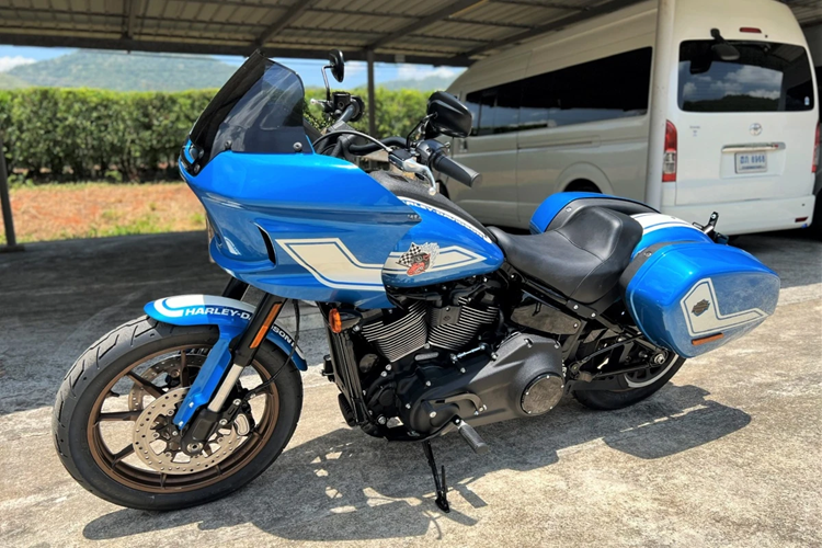 Dòng Fast Johnnie được thực hiện trên 3 dòng xe gồm Low Rider ST, Street Glide ST và Road Glide ST. Mỗi năm Harley-Davidson chỉ sản xuất giới hạn 6.000 chiếc thuộc dòng Fast Johnnie, chia đều cho 3 mẫu xe.