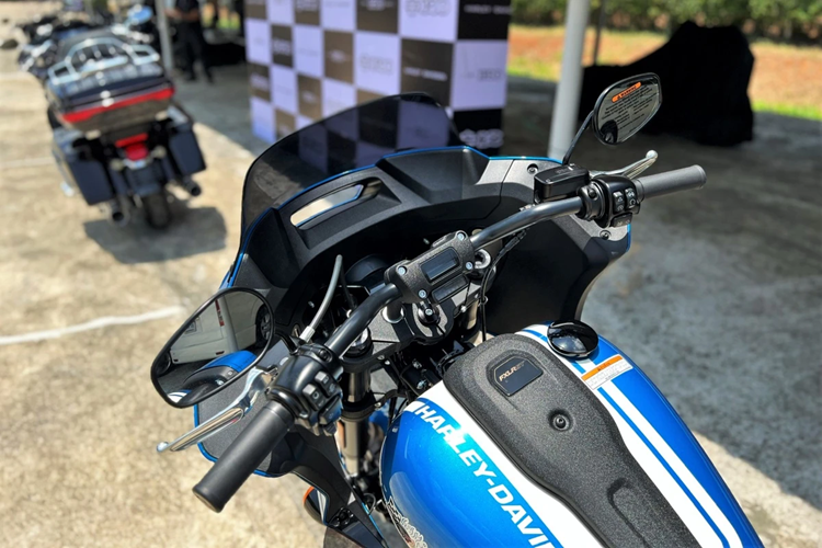 Dù mang kích thước hầm hố, màn hình tốc độ của Low Rider ST lại có kích thước khiêm tốn 2,14 inch và được gắn cố định trên ghi-đông. 