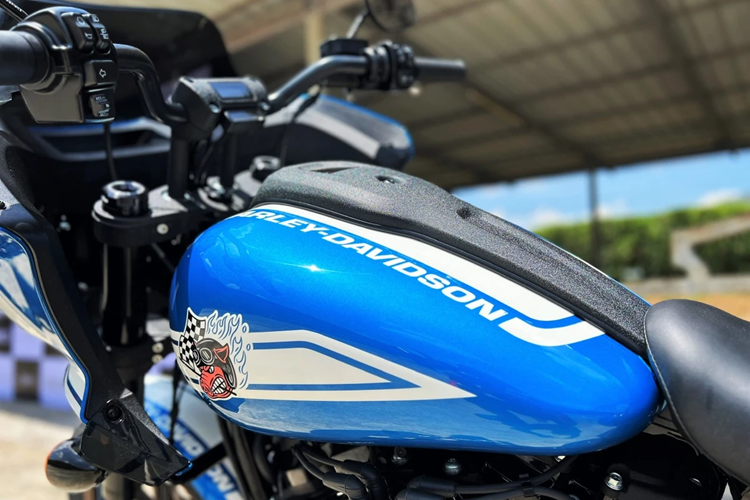 Biểu tượng chú lợn Fast Johnnie trên Harley-Davidson Low Rider ST là chi tiết đặc trưng của phiên bản giới hạn này. 