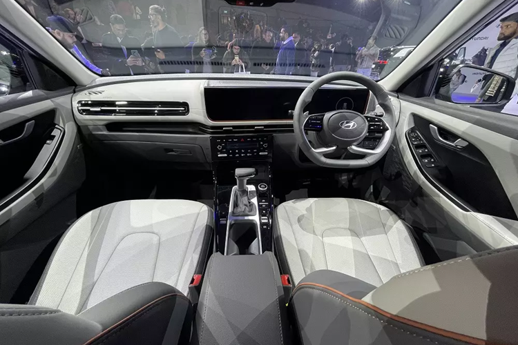 Đằng sau xe, Hyundai Creta 2024 được bổ sung cụm đèn hậu mới với tạo hình chữ "L" bên trong và nằm vắt ngang cửa cốp, tương tự dải đèn LED định vị ban ngày. Cản trước và cản sau đều đi kèm ốp màu bạc tối, mang đến hình ảnh khỏe khoắn cho xe. Bên trong mẫu SUV cỡ B này là không gian nội thất hiện đại và tiện nghi hơn.