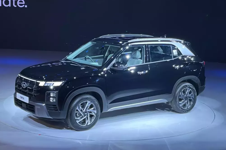 Tiếp theo đó là hệ thống đèn 2 tầng mới với dải đèn LED định vị ban ngày hình chữ "L" nằm trên và đèn pha đặt dọc bên dưới. Ngoài ra, đèn LED định vị ban ngày còn vắt ngang đầu xe, tương tự nhiều mẫu ô tô Hyundai đời mới khác như Sonata, Accent hay Elantra.