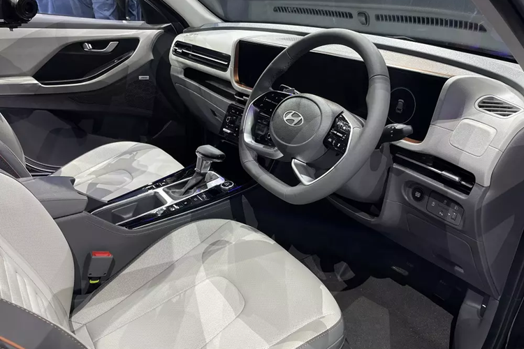 Điểm nhấn đáng chú ý nhất của khu vực nội thất là bảng đồng hồ kỹ thuật số và màn hình cảm ứng trung tâm cùng có kích thước 10,25 inch, được thiết kế nối liền với nhau thành một cụm trên mặt táp-lô. Màn hình sẽ có 3 giao diện và sẽ phục vụ cả hệ thống cảnh báo điểm mù.