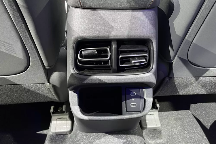 Chưa hết, hãng Hyundai còn bổ sung cửa gió mới sơn màu đen bóng mới và hệ thống điều hòa tự động 2 vùng. Hệ thống điều hòa chỉnh bằng màn hình cảm ứng nằm bên dưới cửa gió trung tâm. Khu vực hàng ghế sau của xe gần như không thay đổi, trừ cổng USB Type C mới. Khoang hành lý của xe cũng giữ nguyên thể tích cũ là 433 lít.