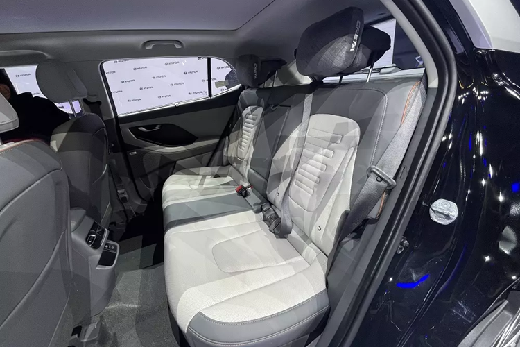 Thế mạnh của mẫu xe Hàn Quốc này nằm ở trang bị tiện nghi. Theo đó, tại thị trường Ấn Độ, Hyundai Creta 2024 sở hữu ghế lái chỉnh điện, hệ thống lọc không khí, phanh tay điện tử, hệ thống âm thanh Bose, tựa lưng chỉnh 2 bước và gối dành hàng ghế sau cũng như rèm che nắng.