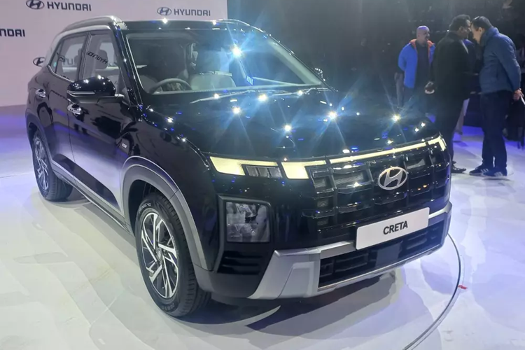 Đúng như những hình ảnh "úp mở" do hãng tung ra trước đó, Hyundai Creta 2024 mới dành cho Ấn Độ sở hữu thiết kế ngoại thất thay đổi đáng kể. Có thể thấy rõ điều này qua khu vực đầu xe với lưới tản nhiệt và hốc gió trung tâm hình chữ nhật cỡ lớn.