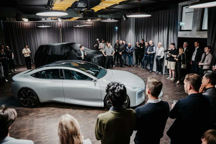 Tuy nhiên, kế hoạch đưa Hopium Machina Hydrogen EV thương mại vào dây chuyền lắp ráp hiện vẫn một thách thức lớn kể từ tháng 11 năm ngoái, công ty chủ quản đã tạm dừng kế hoạch đưa xe ra thị trường và cho biết thay vào đó ban đầu họ sẽ tập trung vào việc bán pin nhiên liệu hydro.