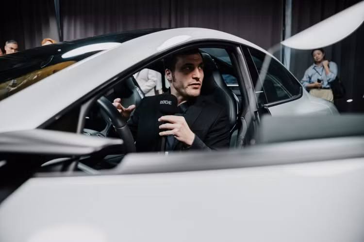 Mẫu xe sở hữu thiết kế đèn chiếu sáng dạng LED với những đường nét mềm mại, uyển chuyển cùng phần lưới tản nhiệt phía trước mở rộng. Mẫu xe sở hữu thiết kế đèn hậu LED vuốt ngược và lưới tản nhiệt phía sau cũng có thiết kế với đèn chiếu sáng phía trước.