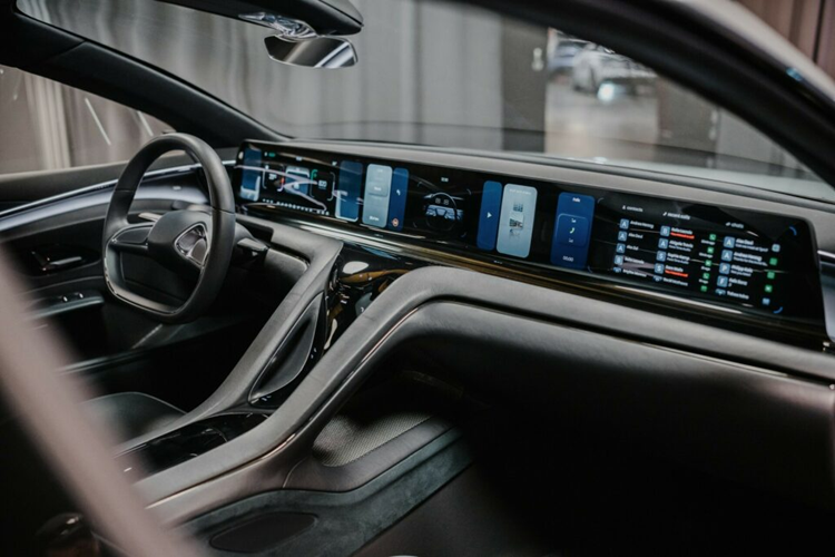 Khoang nội thất của mẫu Concept Machina Vision cũng rất ấn tượng với phần màn hình lớn chiếm ưu thế trên chiều rộng của bảng điều khiển cùng trang bị bốn ghế ngồi thể thao, kiểu dáng đẹp mang đến chỗ ngồi thoải mái.