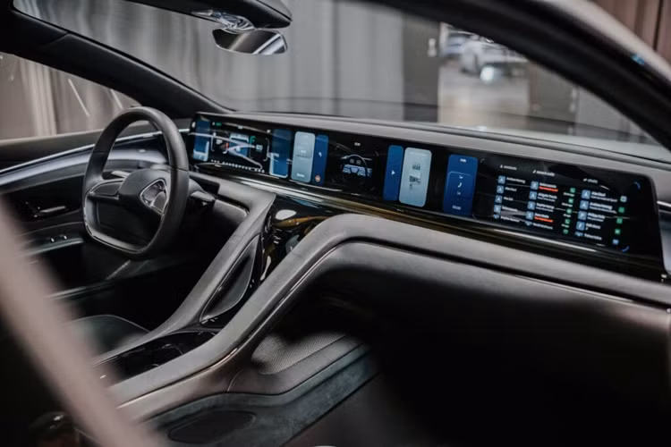 Khoang nội thất của mẫu Concept Machina Vision cũng rất ấn tượng với phần màn hình lớn chiếm ưu thế trên chiều rộng của bảng điều khiển cùng trang bị bốn ghế ngồi thể thao, kiểu dáng đẹp mang đến chỗ ngồi thoải mái.