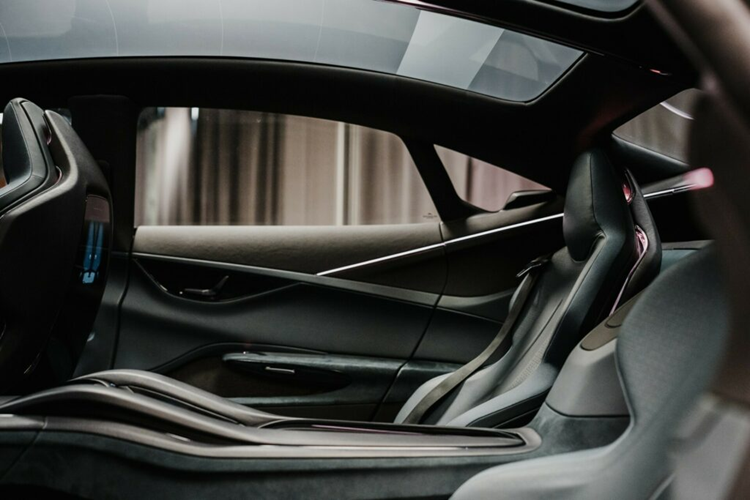 Mẫu xe được trang bị bảng điều khiển trung tâm hoàn thiện thiết kế, tạo ra một không gian nội thất gây ấn tượng về mặt thị giác.