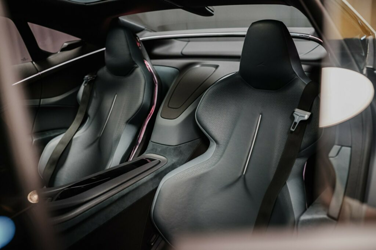 Hopium tuyên bố rằng hệ thống pin nhiên liệu tích hợp của chiếc sedan tương lai này mang lại công suất 493 mã lực, mang lại tốc độ tối đa 230 km/h và tăng tốc từ 0 – 100 km/h chỉ trong vòng chưa đầy 5 giây.