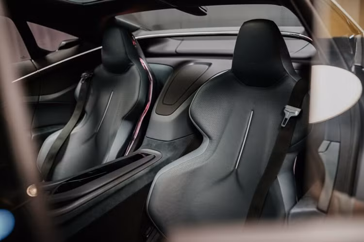 Hopium tuyên bố rằng hệ thống pin nhiên liệu tích hợp của chiếc sedan tương lai này mang lại công suất 493 mã lực, mang lại tốc độ tối đa 230 km/h và tăng tốc từ 0 – 100 km/h chỉ trong vòng chưa đầy 5 giây.