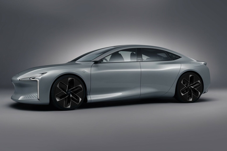 Mẫu xe điện Hopium Machina Hydrogen EV này thể hiện sự sáng tạo vượt trội của Hopium vì mẫu xe này được áp dụng một thiết kế táo bạo và mang tính tương lai không giống bất kỳ những mẫu xe nào khác trên đường phố. Tại sự kiện thiết kế ở Munich, những người mê xe cũ đang có cơ hội được xem tất cả các chi tiết phức tạp của chiếc xe.