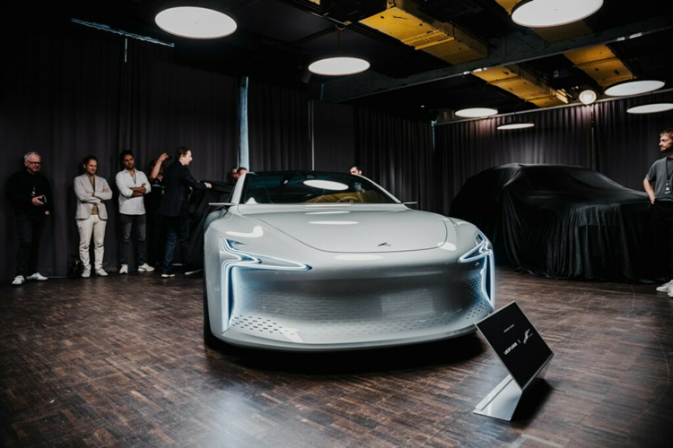 Tại Sự kiện Thiết kế Ô tô 2024 ở Munich, mẫu sedan điện chạy bằng Hydro - Hopium Machina Hydrogen EV mới đã xuất hiện trở lại và thu hút rất nhiều những người tham dự vào sự kiện triển lãm này.