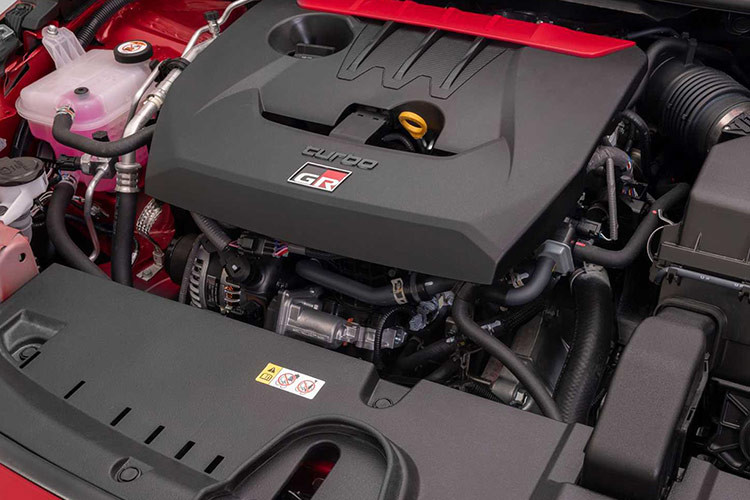 Nội thất gần như giống nhau nhưng có những chi tiết trang trí mới. Ba phiên bản sẽ được bán ở Mỹ bao gồm: Toyota GR Corolla Core, GR Corolla Premium và GR Corolla Premium Plus.